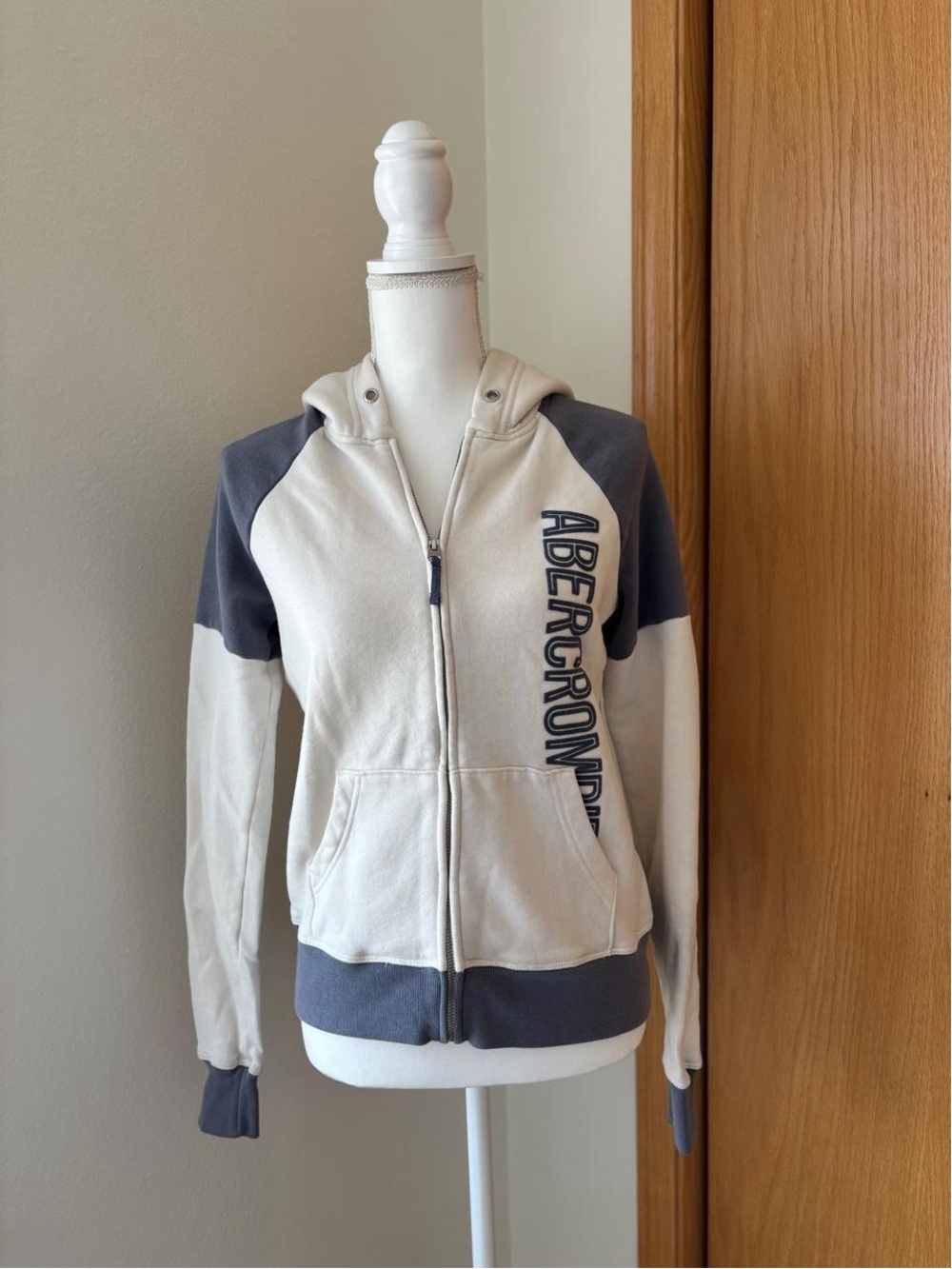 Y2K Surfer Abercrombie & Fitch Cream and Gray Raglan Zip Hoodie
